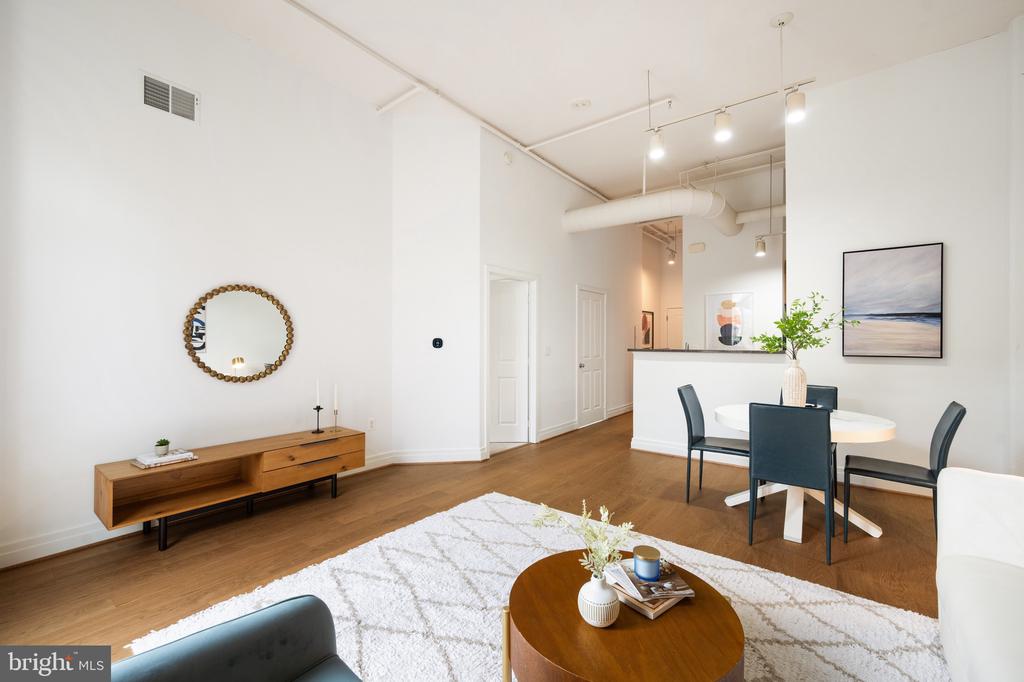 2220 FAIRFAX DRIVE Unit: 101