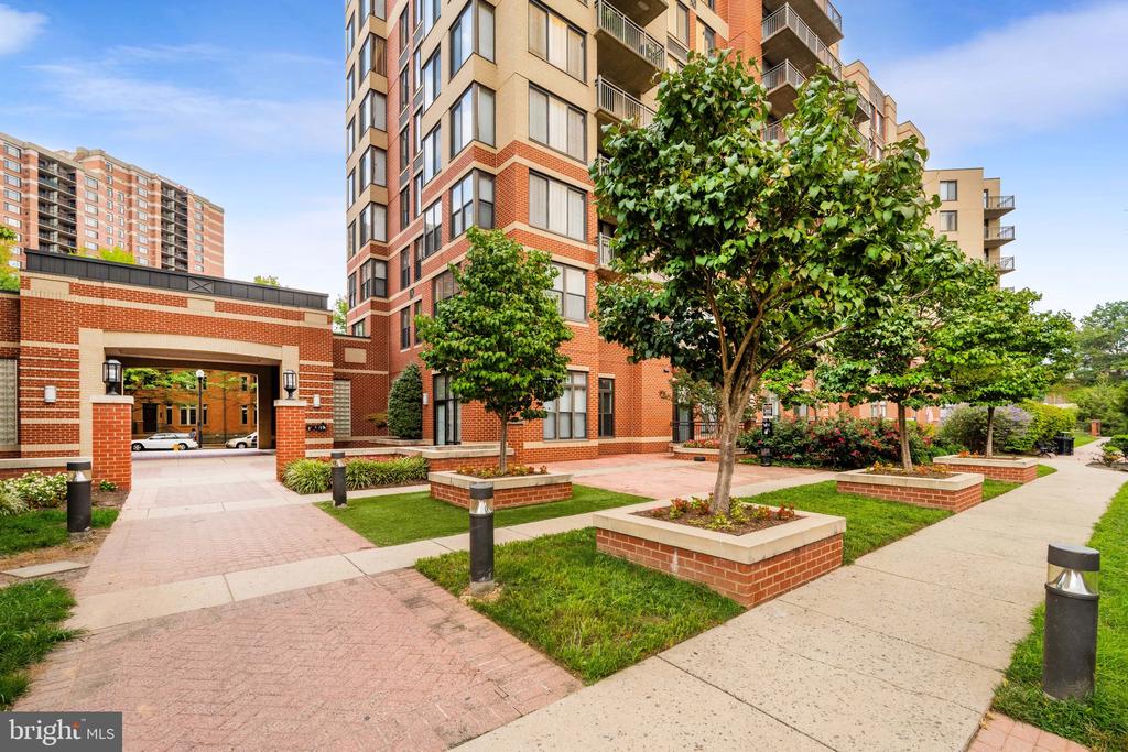 2220 FAIRFAX DRIVE Unit: 101
