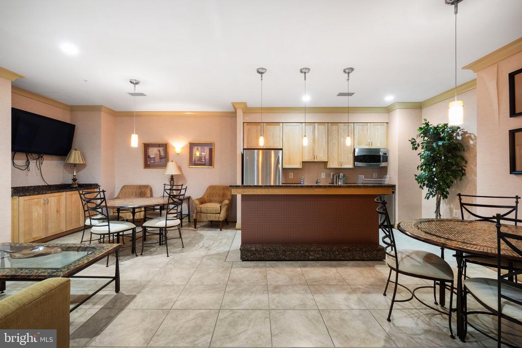 2220 FAIRFAX DRIVE Unit: 101