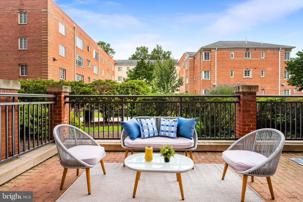 2220 FAIRFAX DRIVE Unit: 101