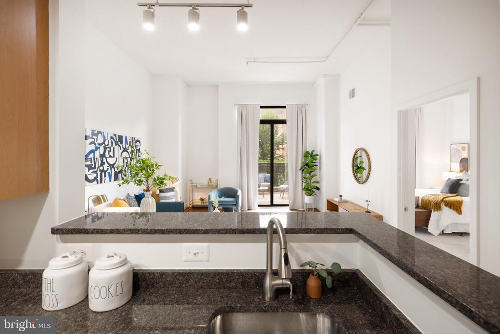 2220 FAIRFAX DRIVE Unit: 101