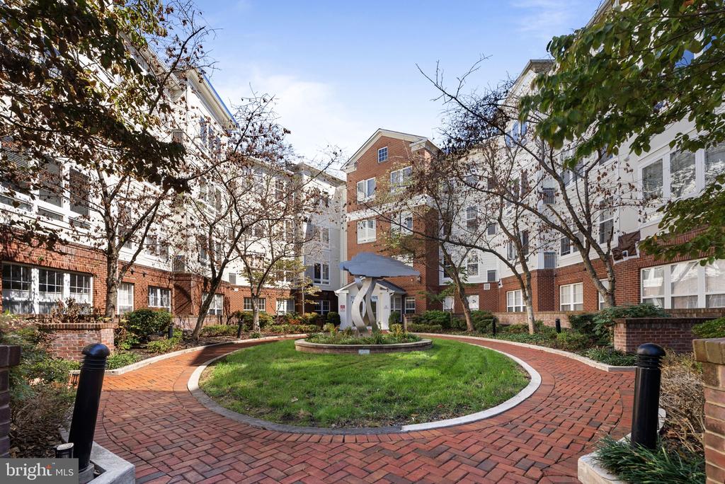801 S GREENBRIER STREET 304
