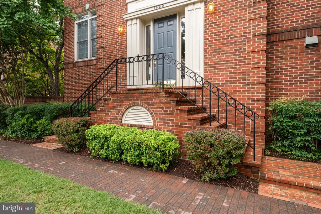 1500 N COLONIAL TERRACE