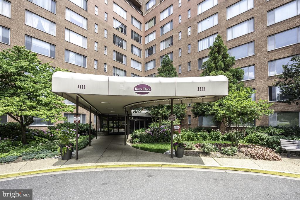 1111 ARLINGTON BOULEVARD Unit: 707