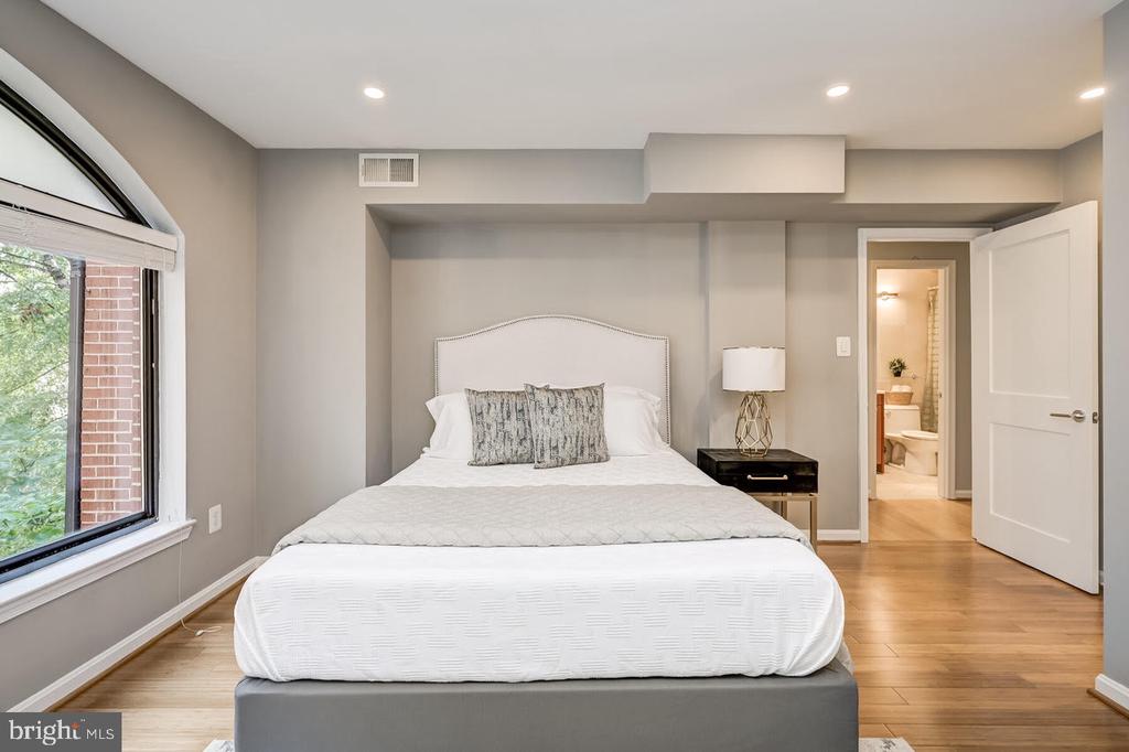 1029 N STUART STREET Unit: 307