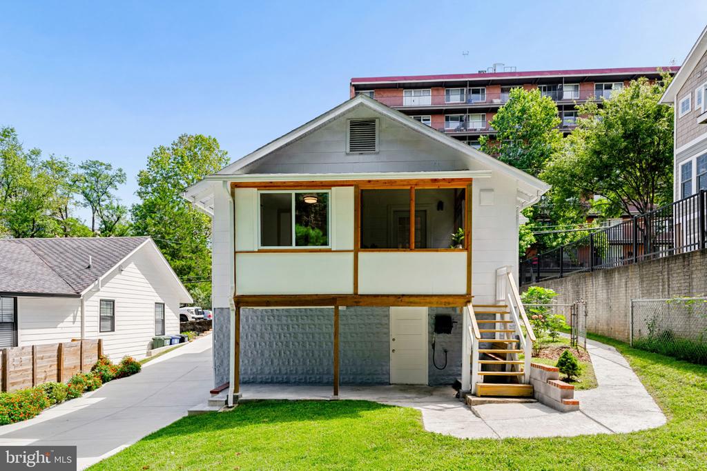 2122 N THOMAS STREET
