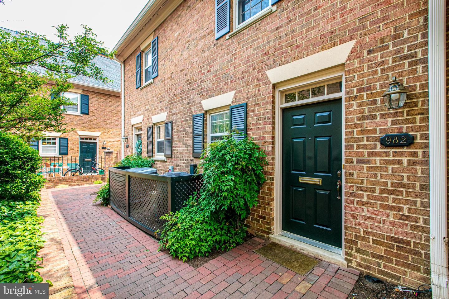 982 N Royal St