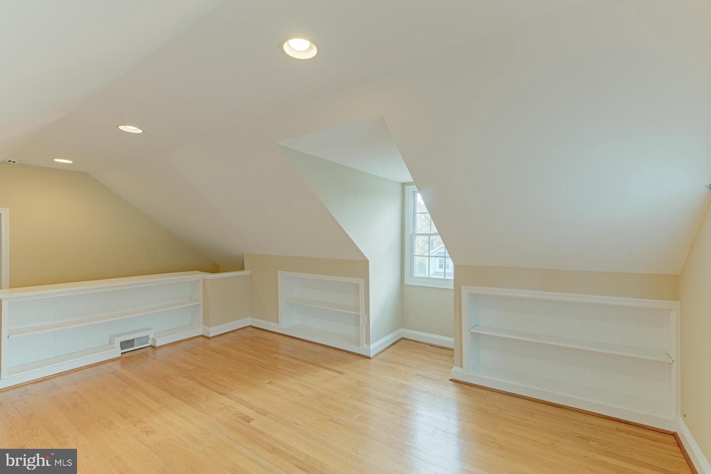 23 W Glendale Ave