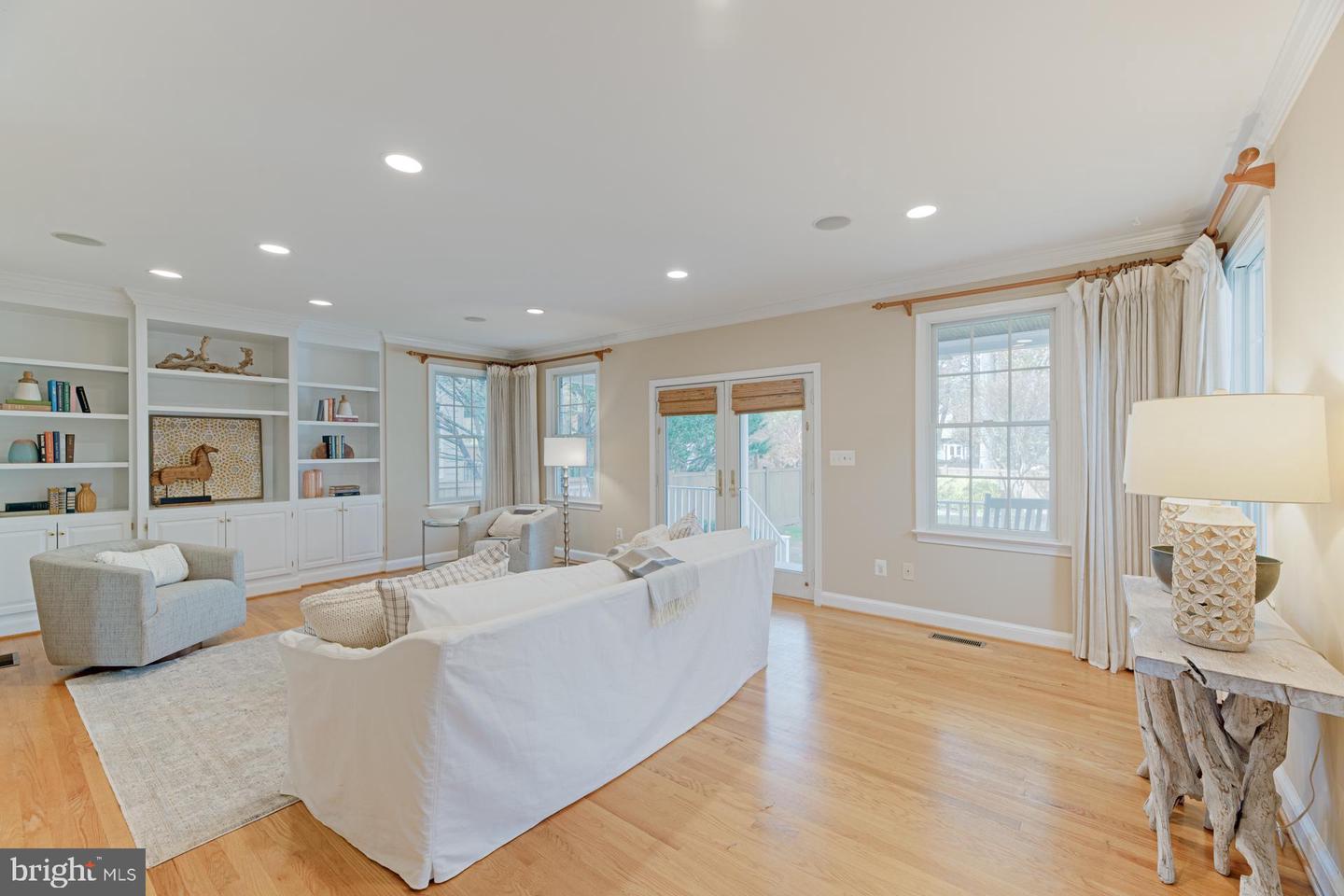 23 W Glendale Ave