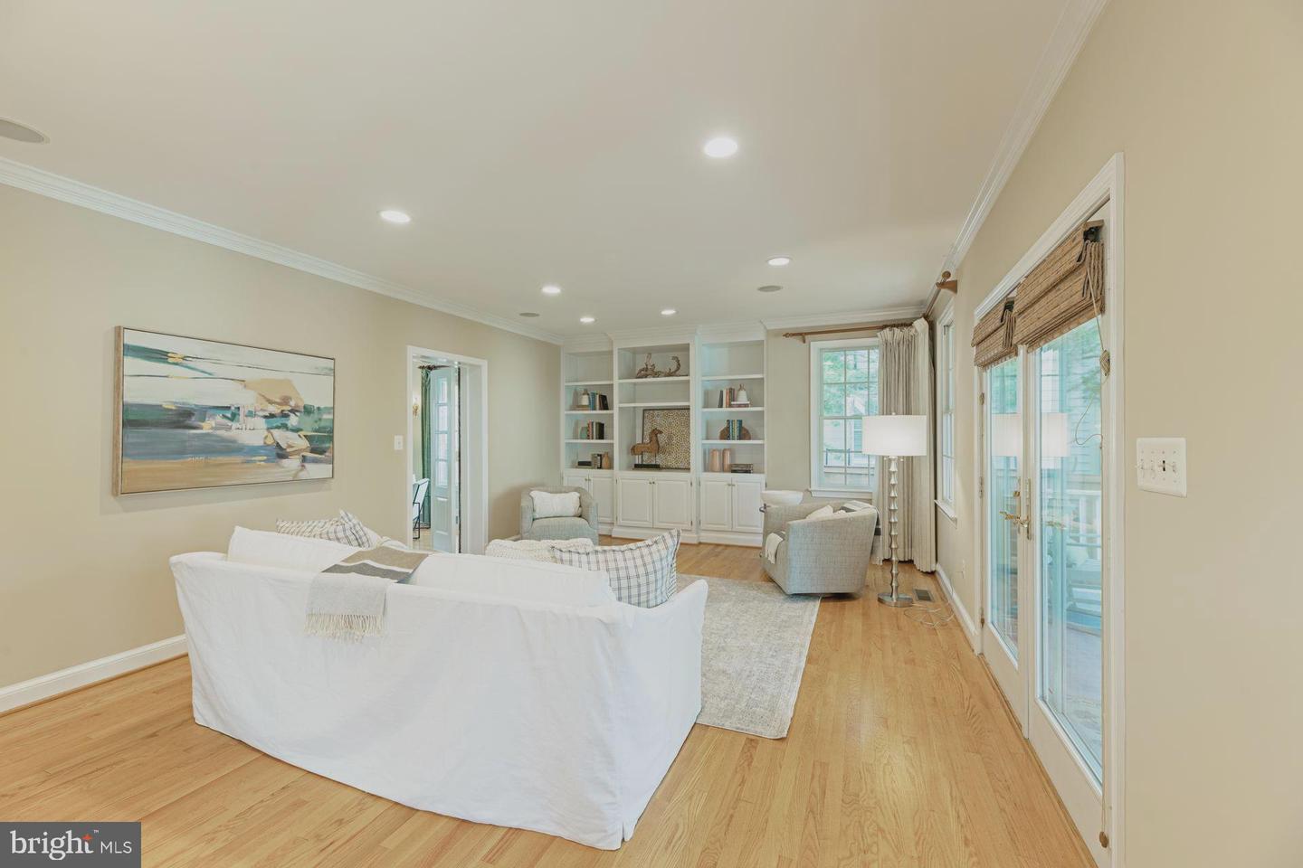 23 W Glendale Ave