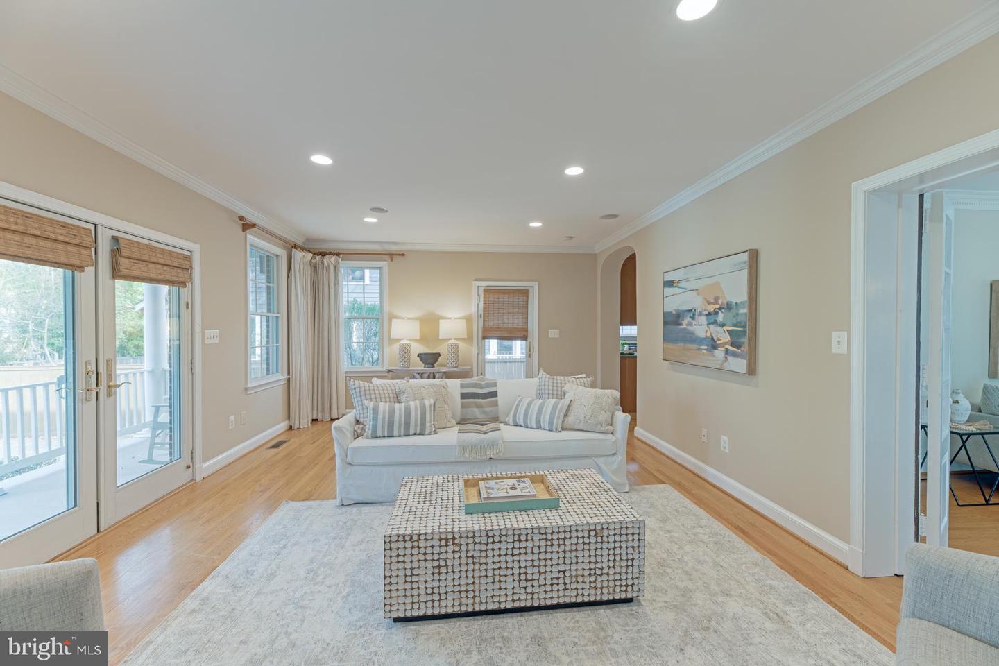 23 W Glendale Ave