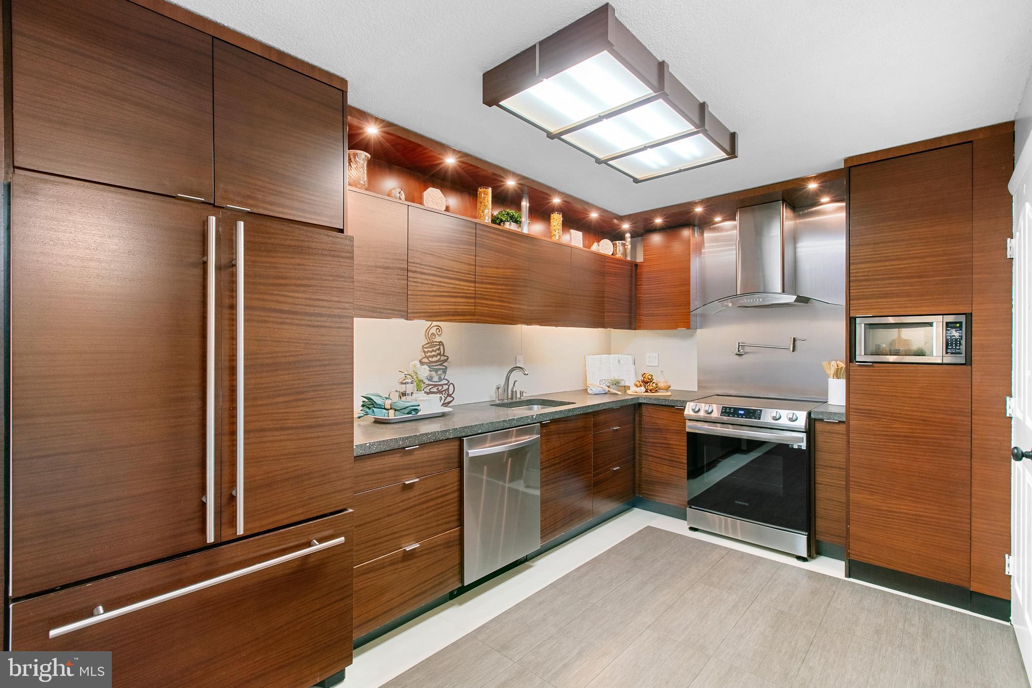 203 Yoakum Pkwy #1506