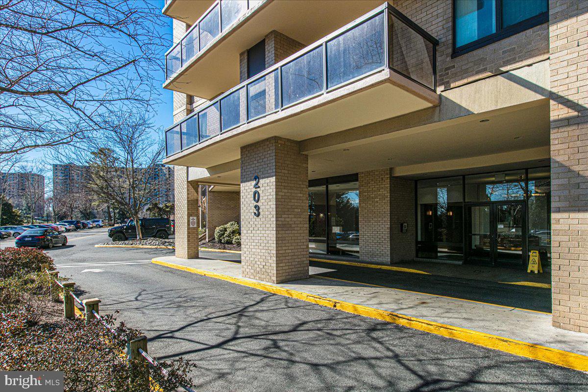 203 Yoakum Pkwy #1524