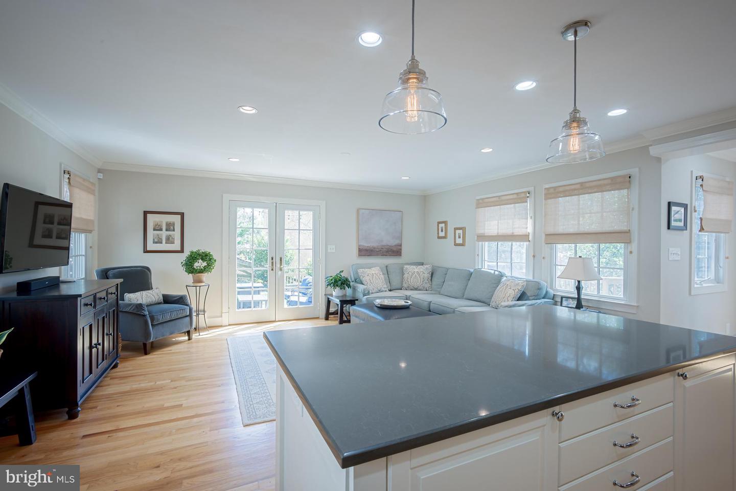 304 Alexandria Ave W