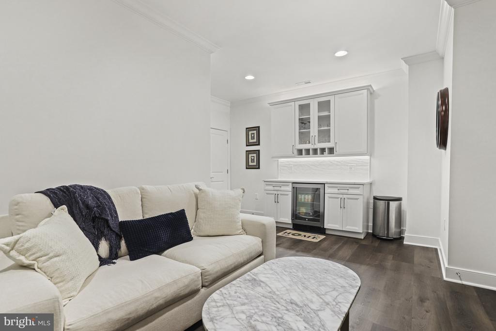 619 E Custis Ave