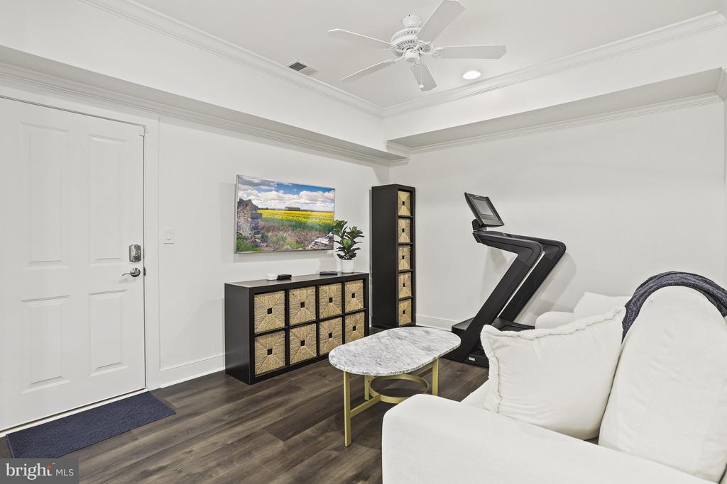 619 E Custis Ave