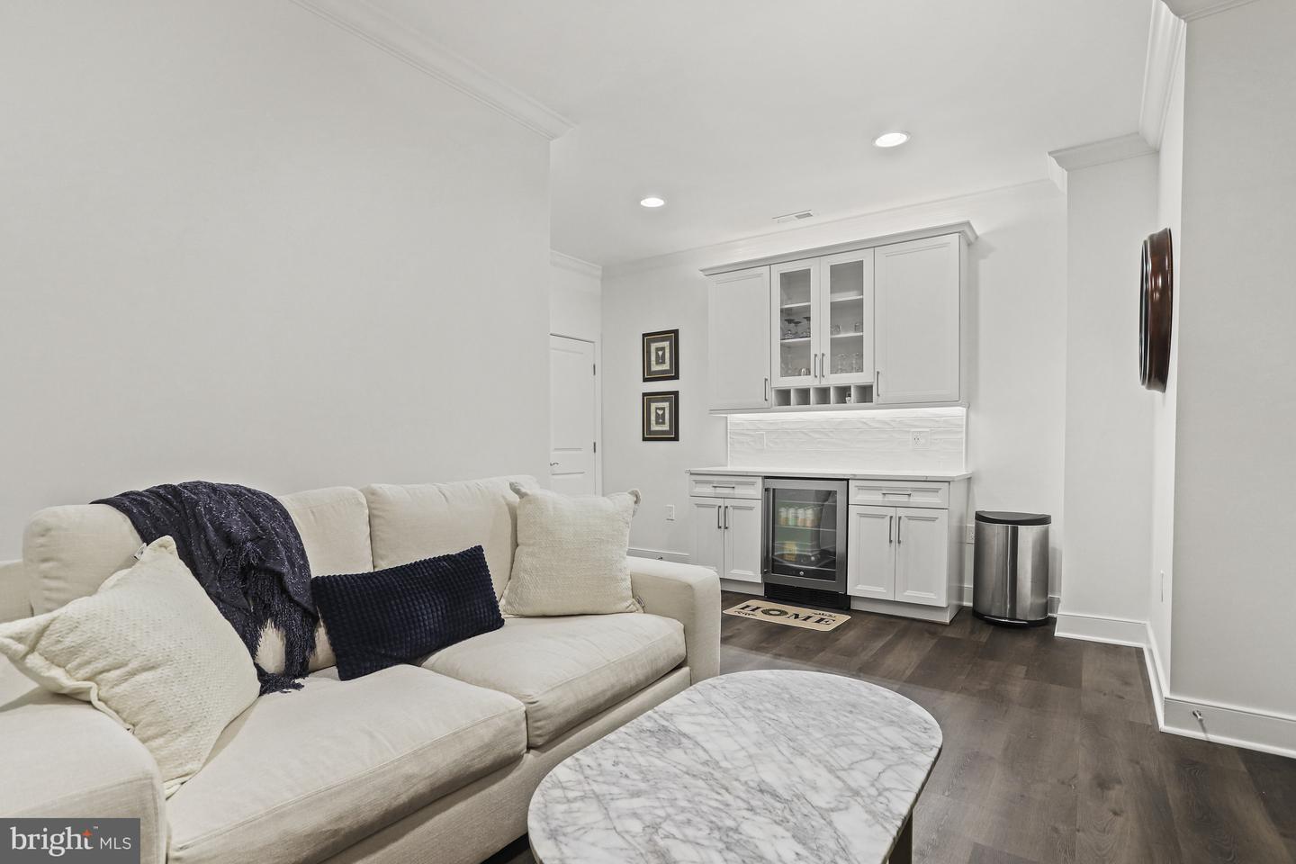 619 E Custis Ave