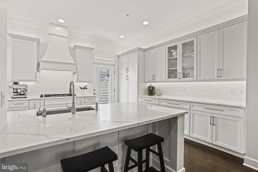 619 E Custis Ave