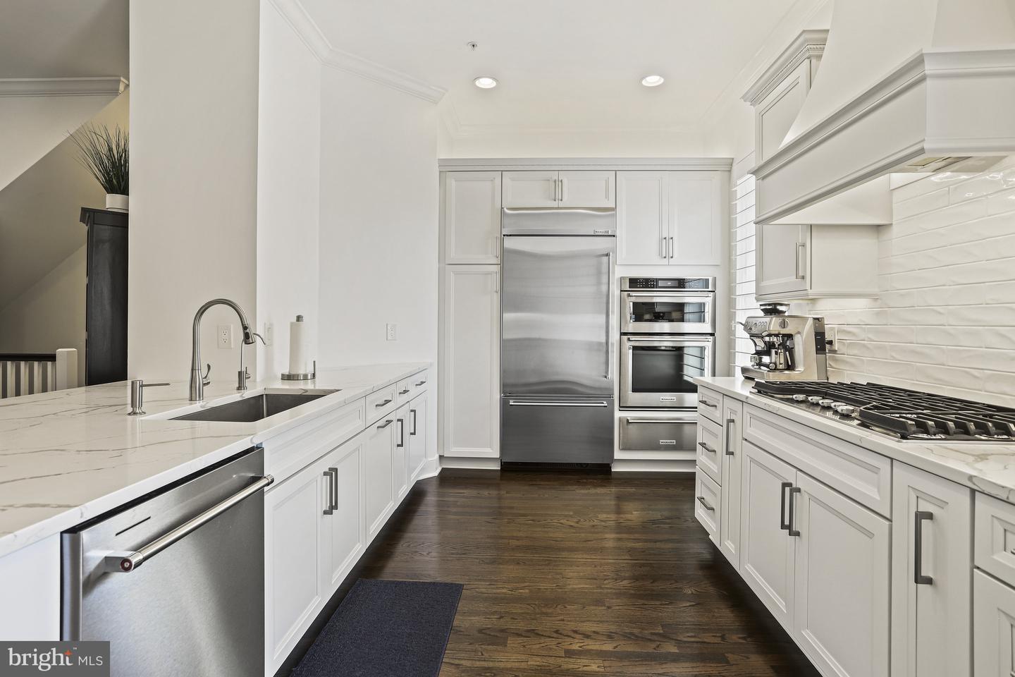 619 E Custis Ave