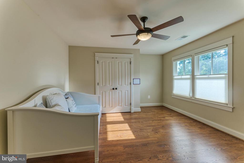 24 Glendale Ave W