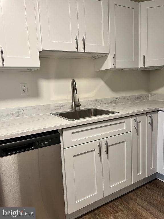 203 Yoakum Pkwy #718