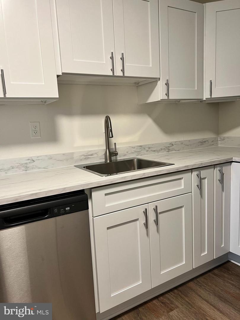 203 Yoakum Pkwy #718