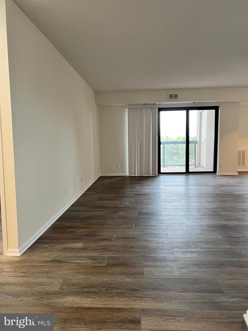 203 Yoakum Pkwy #718