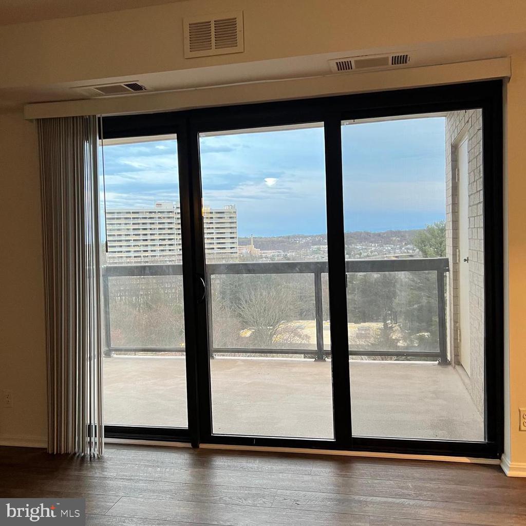 203 Yoakum Pkwy #718
