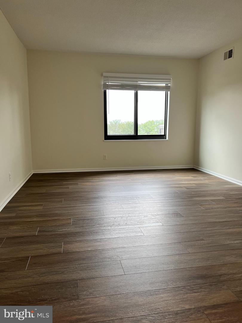 203 Yoakum Pkwy #718