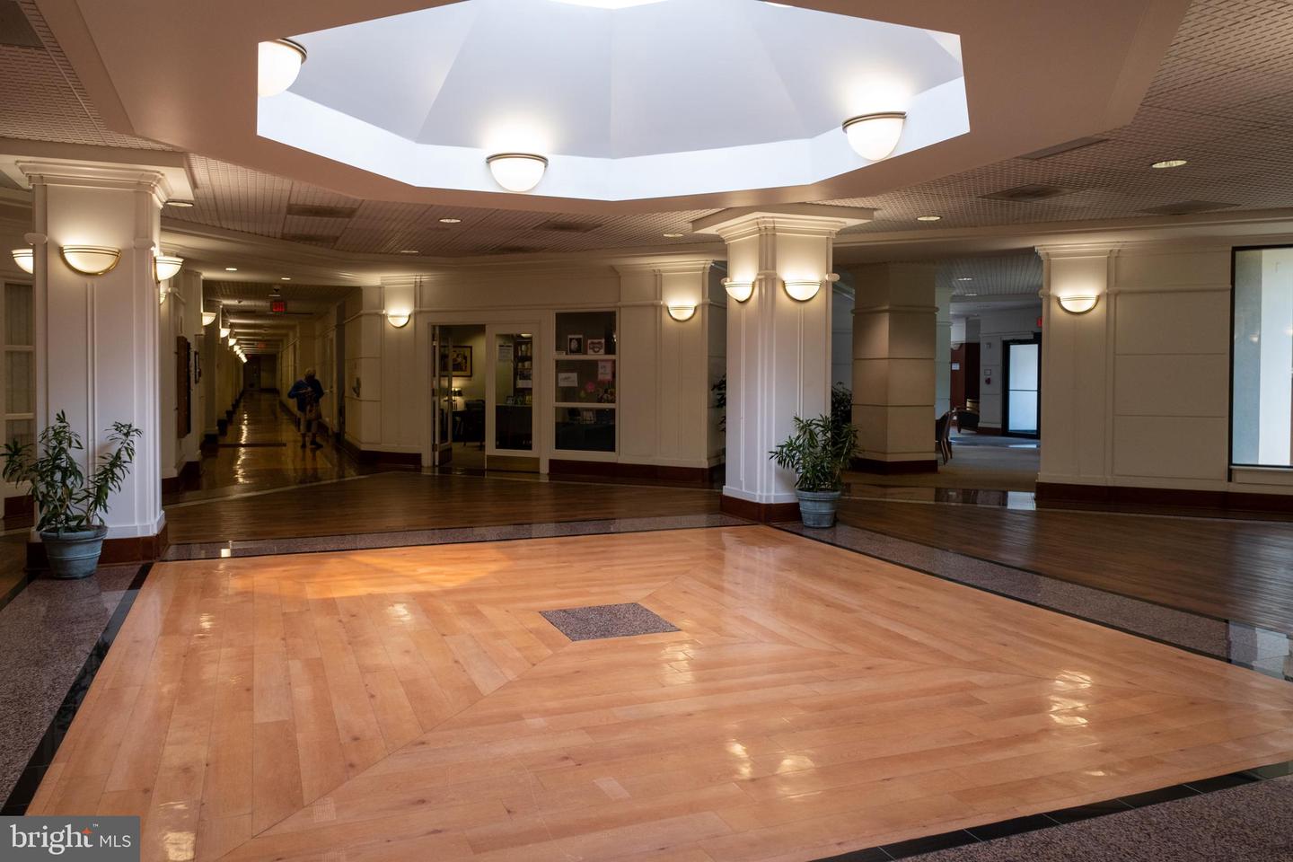 203 Yoakum Pkwy #718