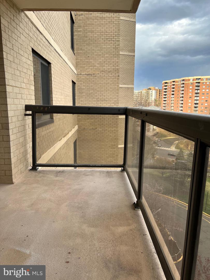 203 Yoakum Pkwy #718