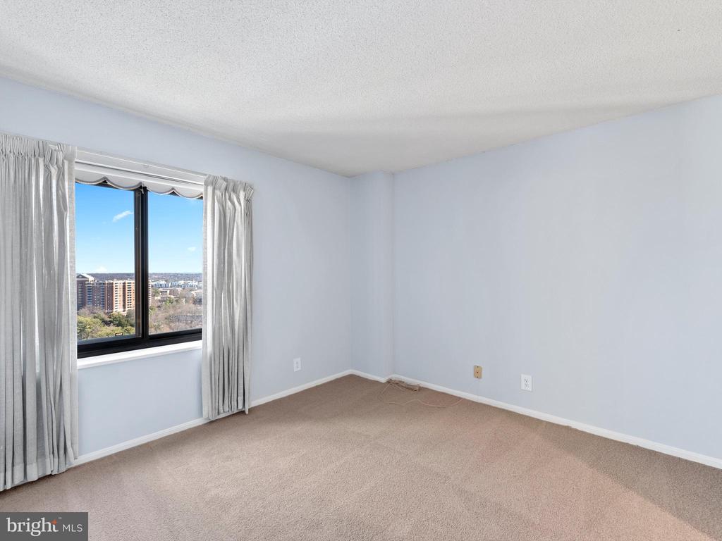 307 Yoakum Pkwy #1803