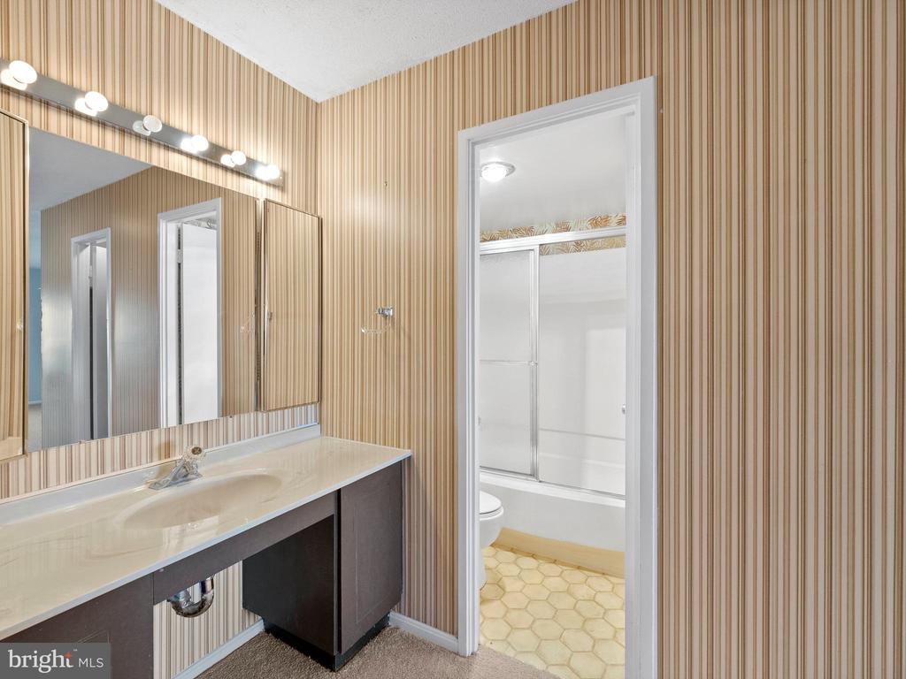 307 Yoakum Pkwy #1803