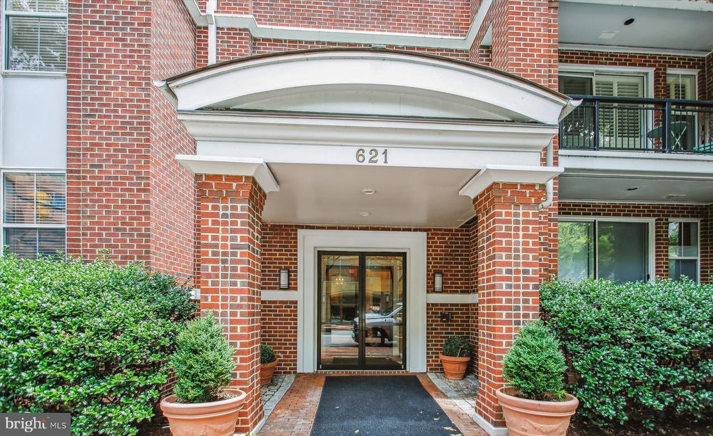 621 N Saint Asaph St #302