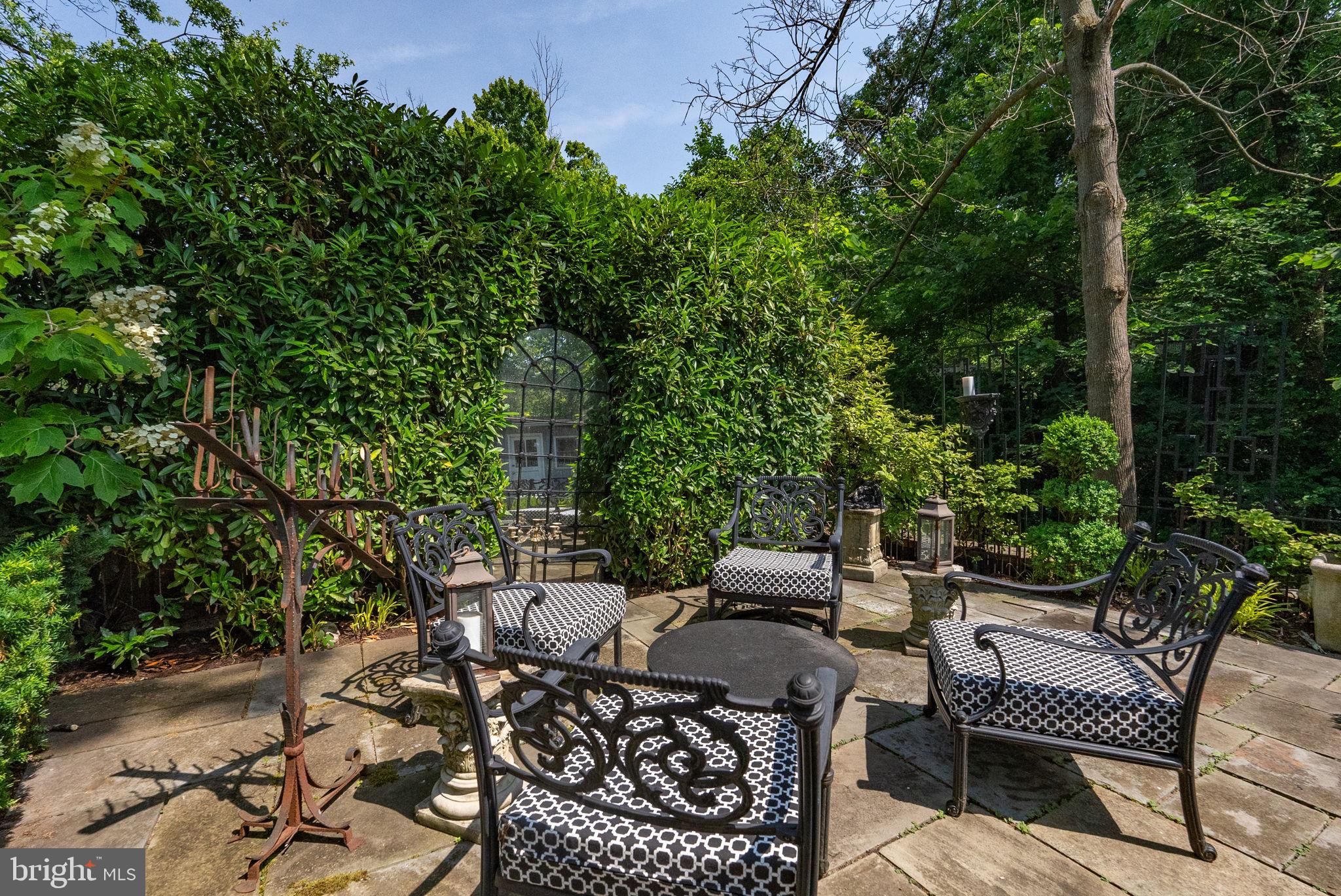 1206 W Braddock Rd