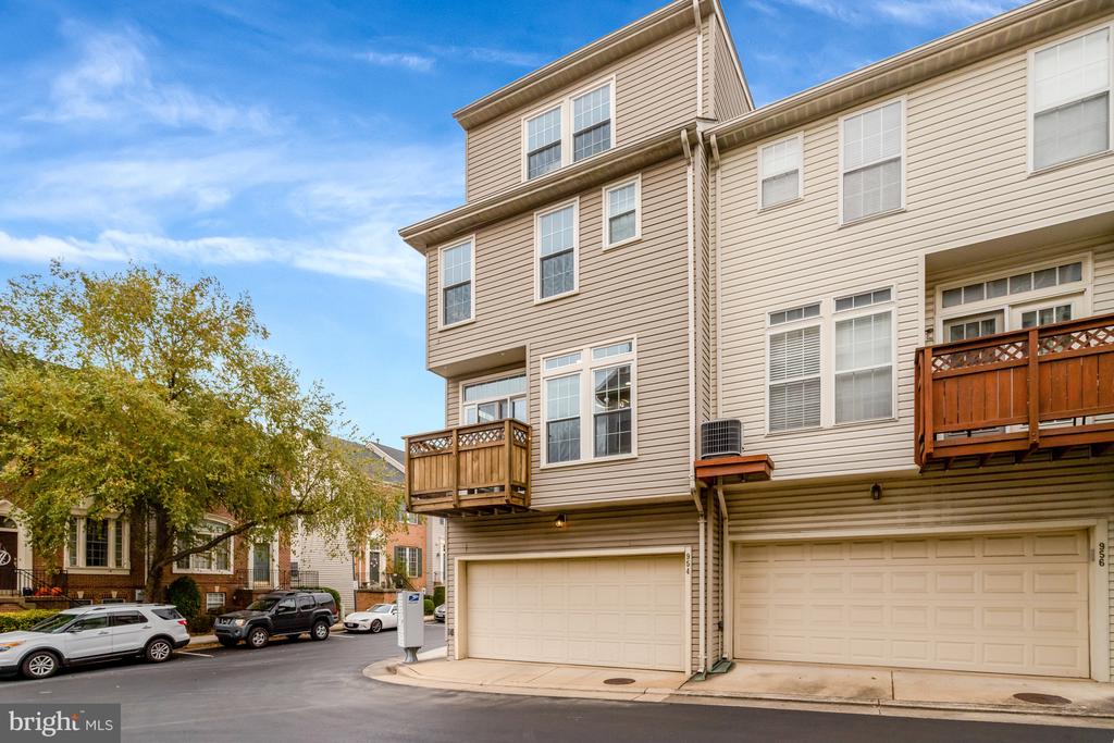 954 HARRISON CIRCLE