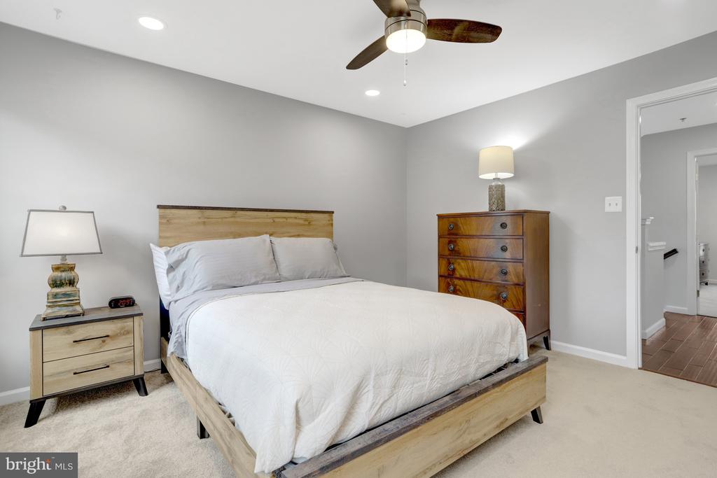 954 HARRISON CIRCLE