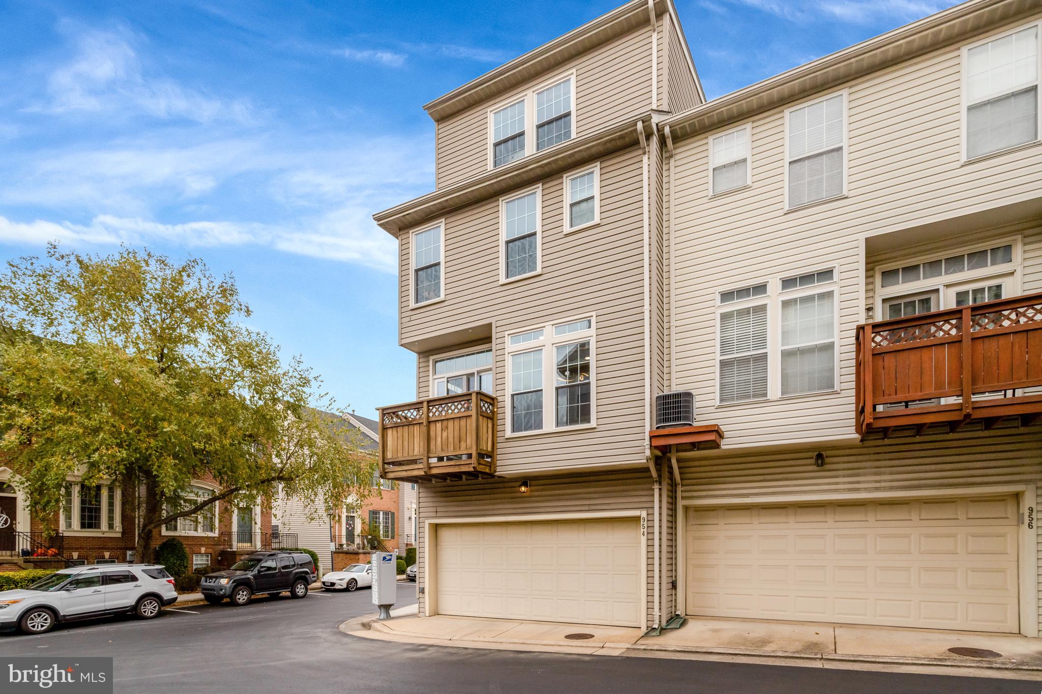 954 HARRISON CIRCLE