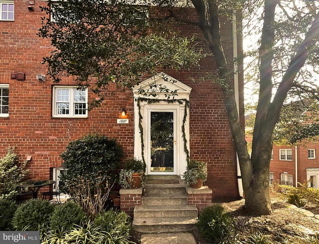 1927 N QUAKER LANE