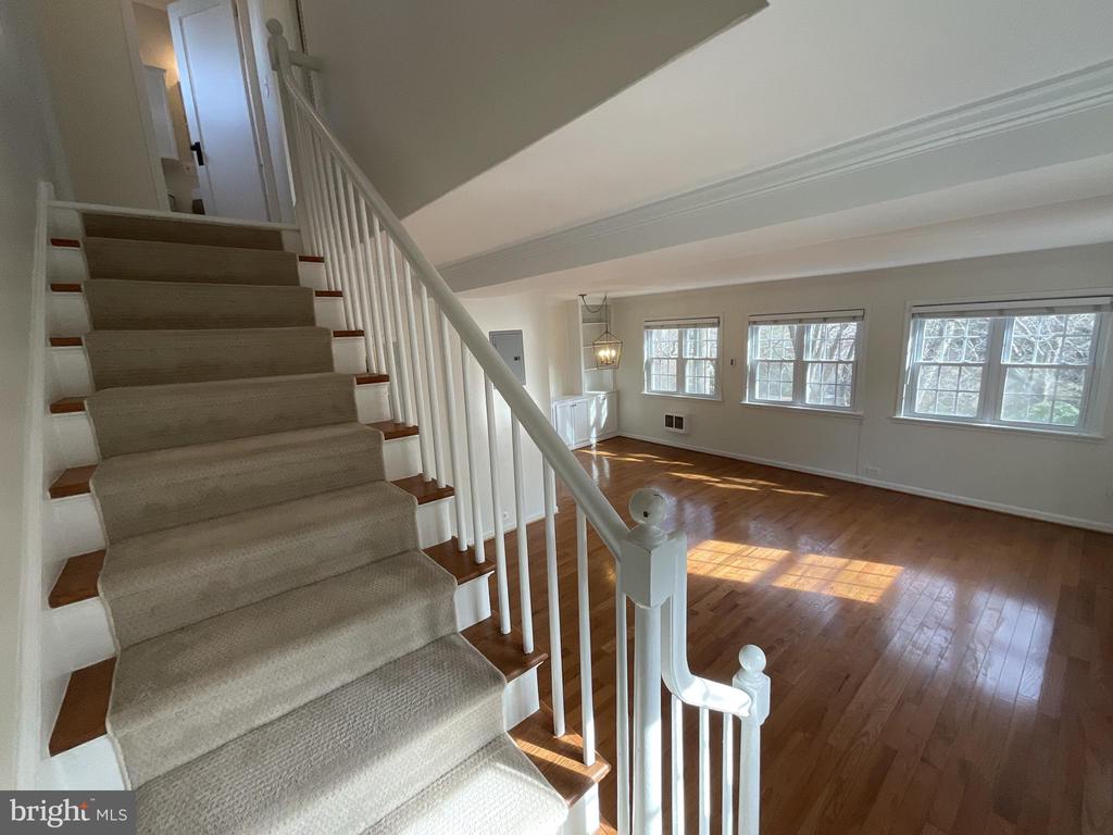 1927 N QUAKER LANE
