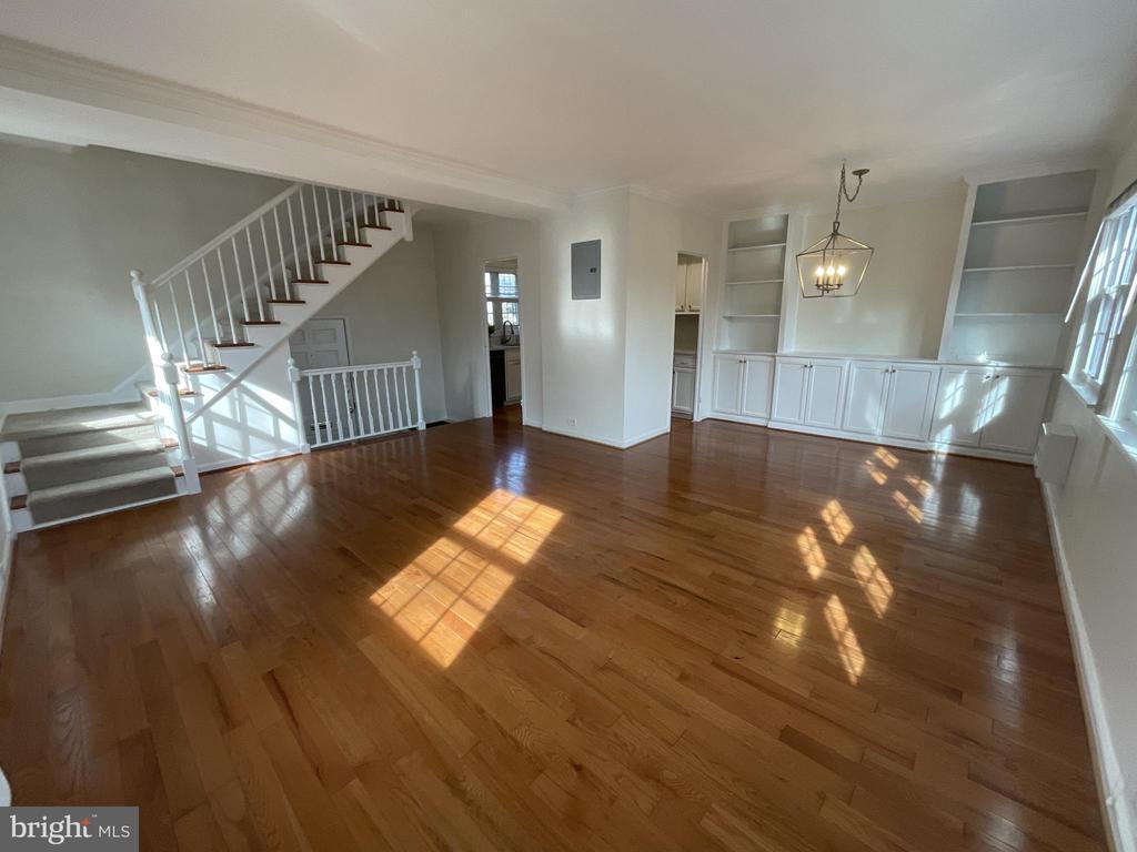 1927 N QUAKER LANE