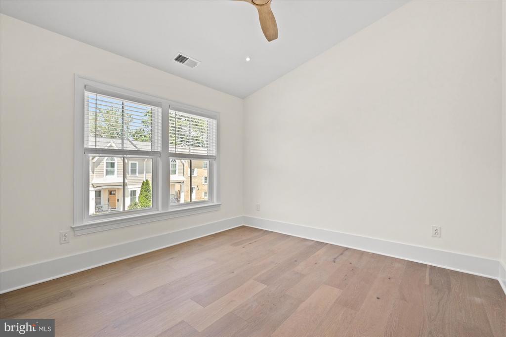 26 W CHAPMAN STREET