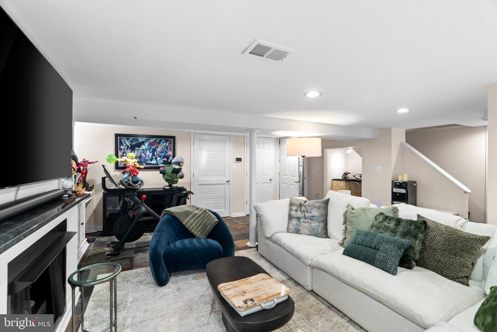 1000 W BRADDOCK ROAD