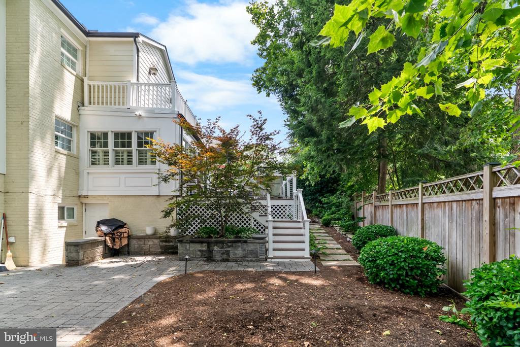 1000 W BRADDOCK ROAD