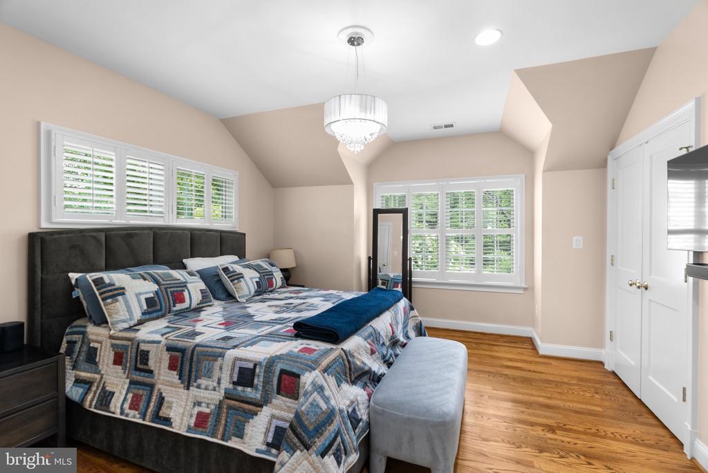 1000 W BRADDOCK ROAD