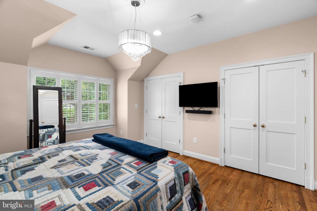1000 W BRADDOCK ROAD