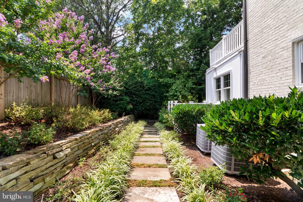 1000 W BRADDOCK ROAD