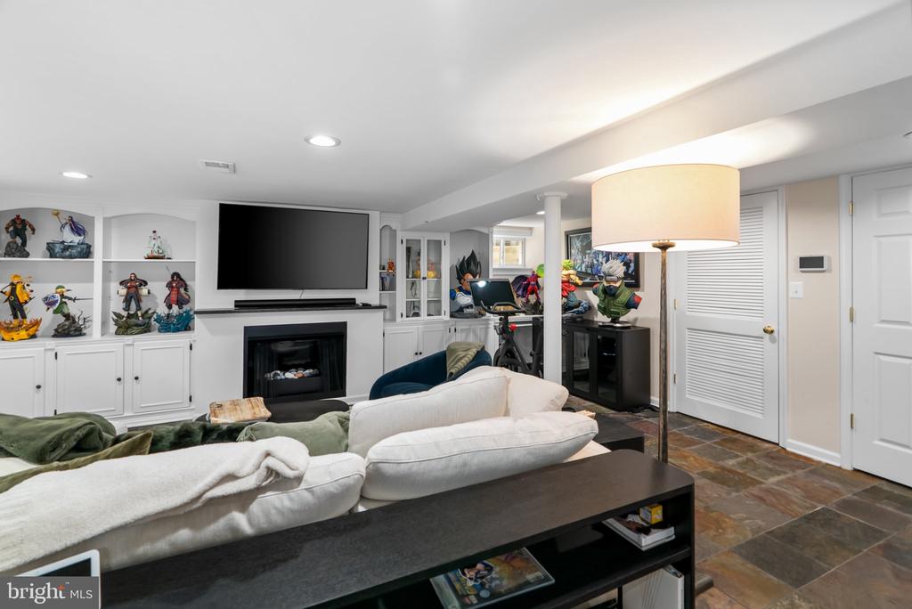 1000 W BRADDOCK ROAD