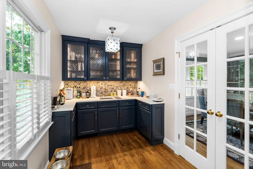 1000 W BRADDOCK ROAD