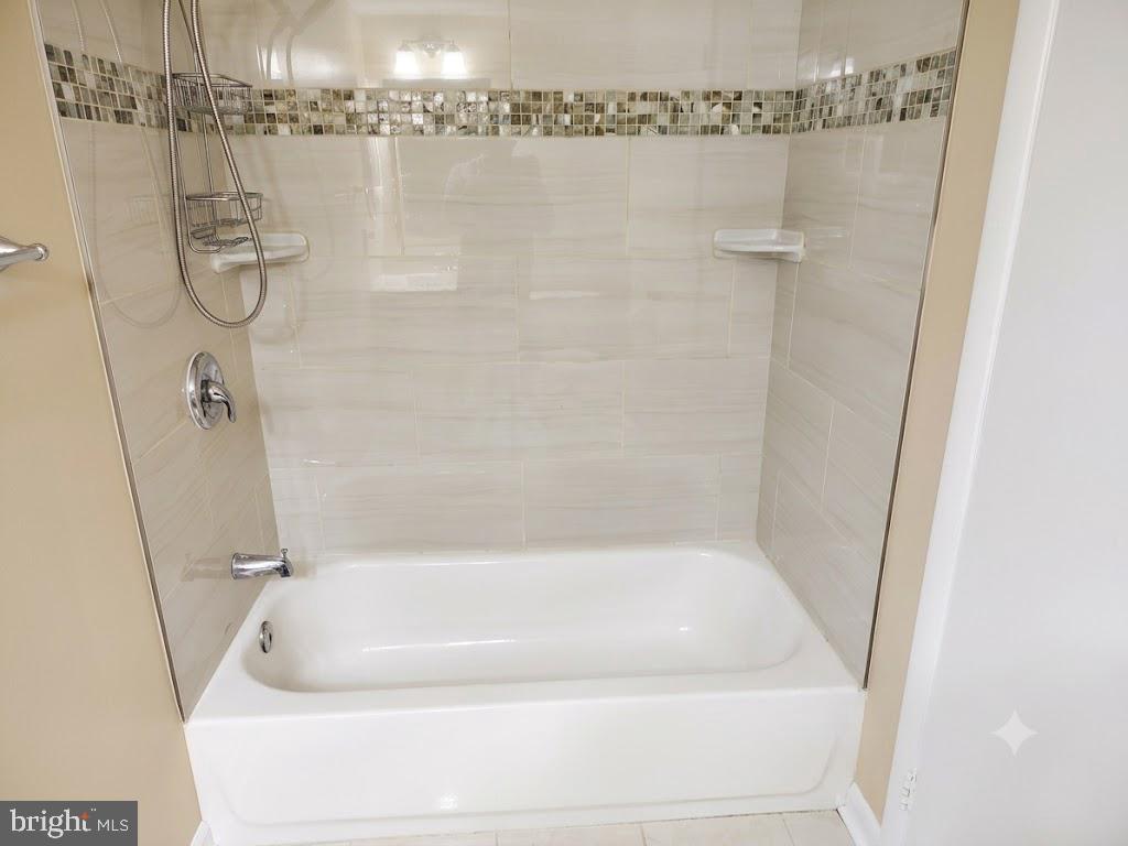 104 ROBERTS LN Unit: 100
